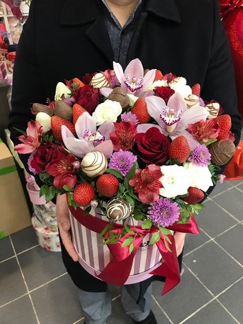 Клубника в букете с цветами.