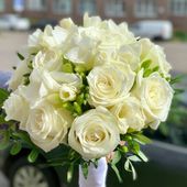 Свадебный букет из белых роз и фрезии