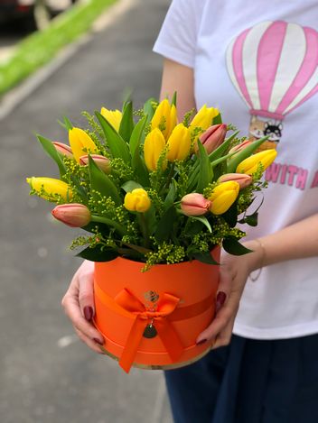 Тюльпаны в шляпной коробке