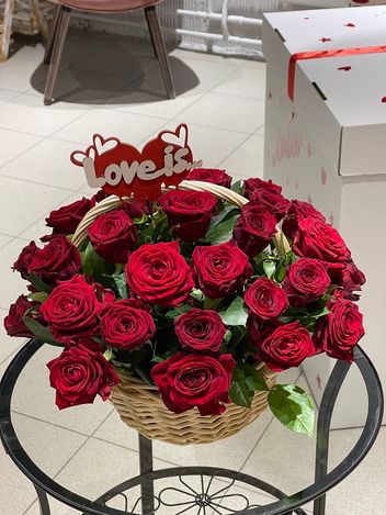 35 красных роз в шикарной корзине