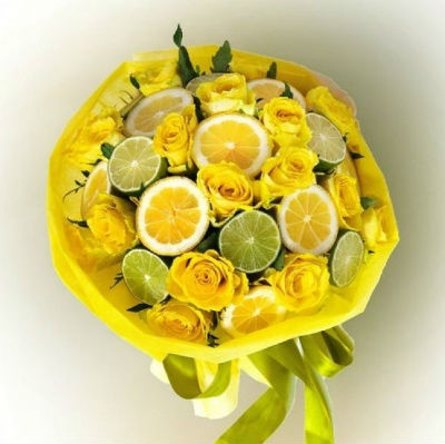 Фруктово-овощной букет с цветами